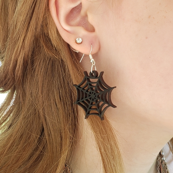 Spoder Web Earring - Picture 2 of 2